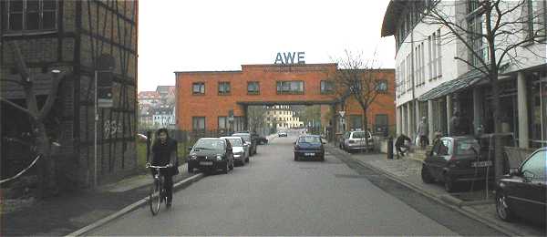 Nebýt velkého nápisu AWE nad hlavní vrátnicí,
továrnu ani nepoznáte